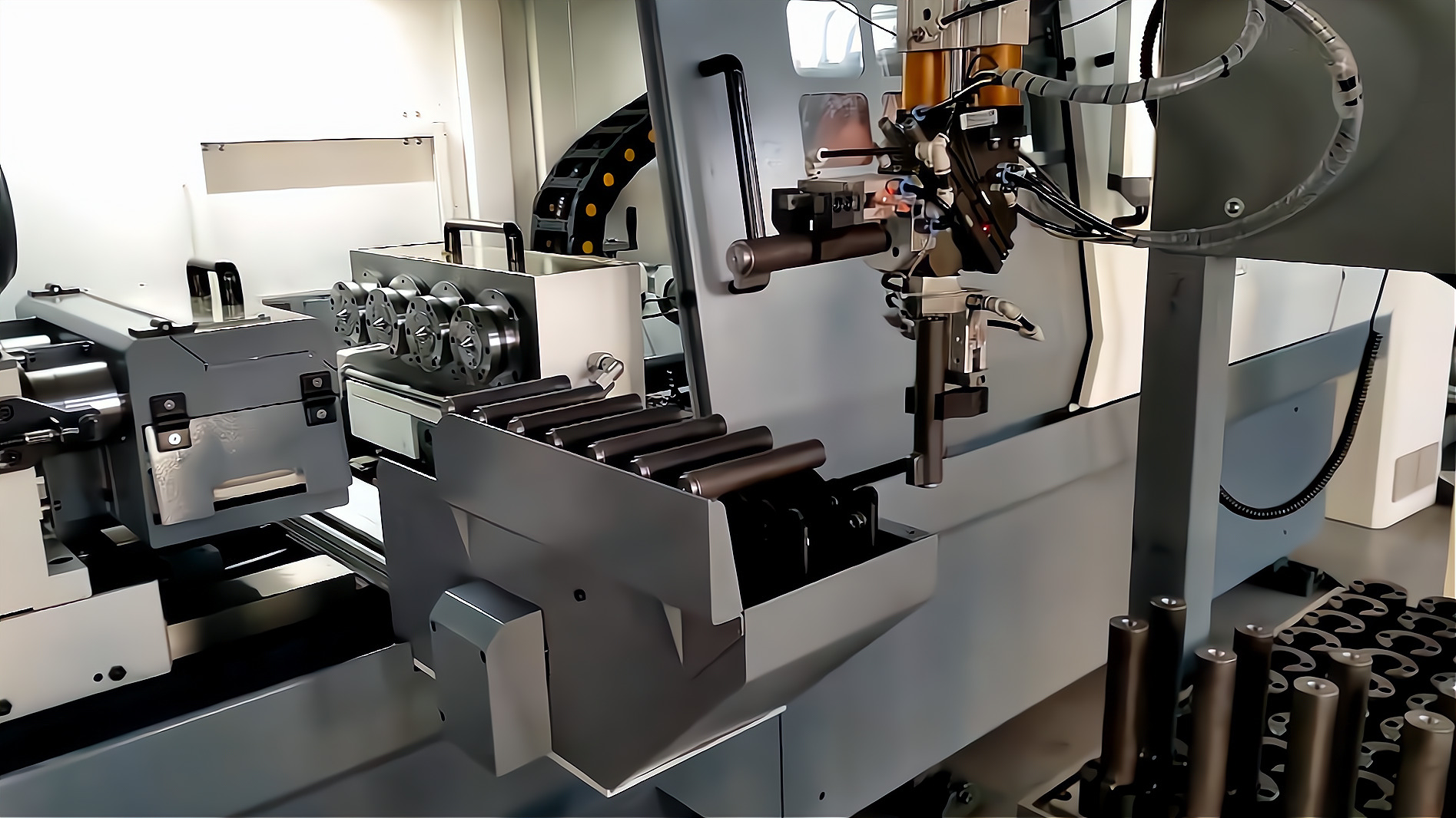 ZK2115×4B/500A 深孔鉆床配置桁架機械手，加工手槍槍管單機自動化